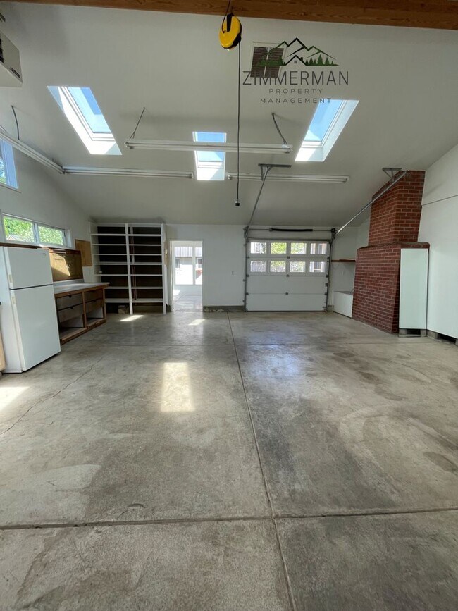 Building Photo - 3 Bedroom, 3 Bathroom Home in Beautiful Sh...