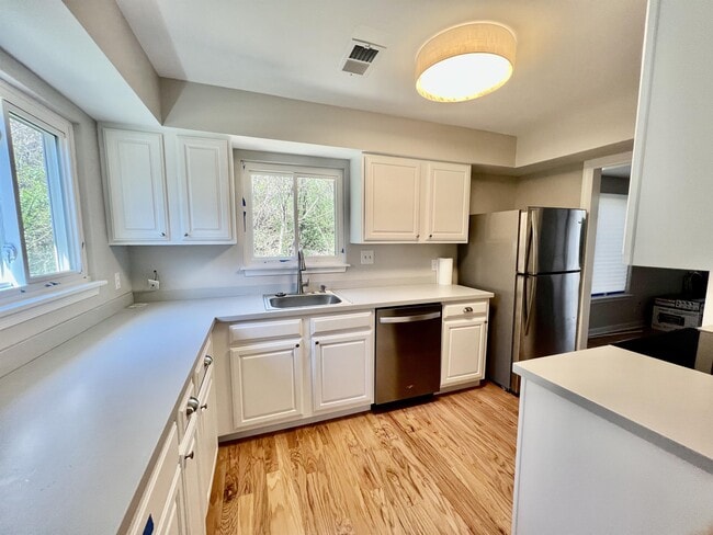 Building Photo - 980 Sutton Ct