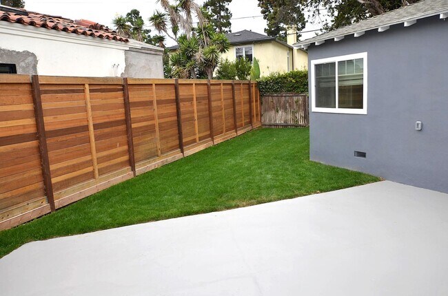 Building Photo - 4Bedroom 3.5 Bathrooms single family home