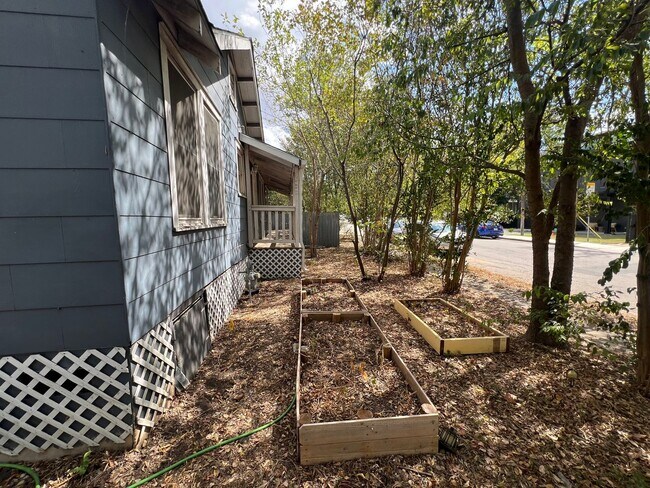 Building Photo - 5001 Duval St