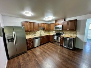 Building Photo - Spacious 2-Bed with Washer/Dryer, Dishwash...