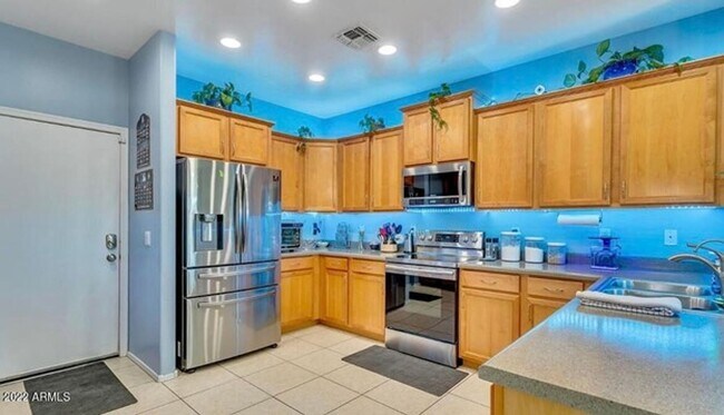 Building Photo - 5 Bedroom, 3 Bath Home in Secluded Neighbo...