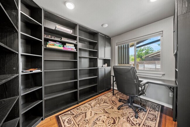 Building Photo - 1740 W Live Oak St