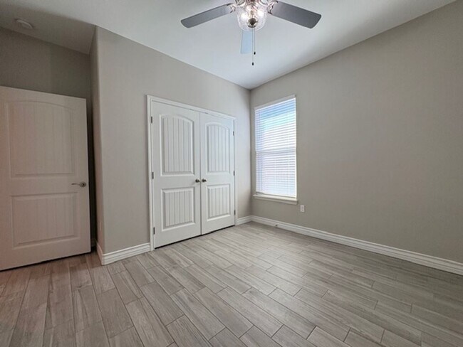 Building Photo - DCR602