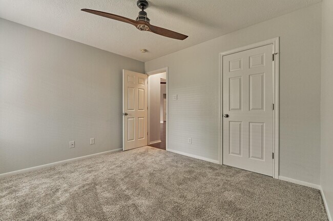 Building Photo - 27 E Russet Grove Cir