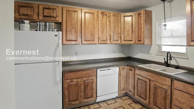 Building Photo - 4 Bed/2 Bath Home with Fenced Yard & Garage / Available Soon!