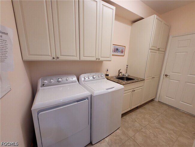Building Photo - 10714 Cetrella Dr