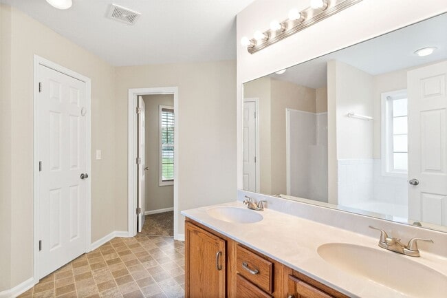 Building Photo - Come take a look at this 5 bedroom beauty!