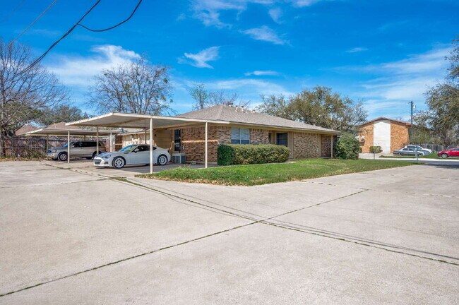 Building Photo - Prime Denton Living: 3-Bed Home Near UNT & Denton High