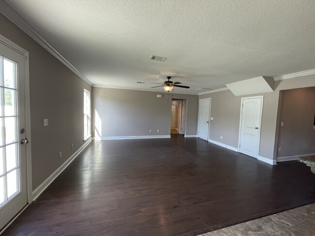 Building Photo - Home For Rent