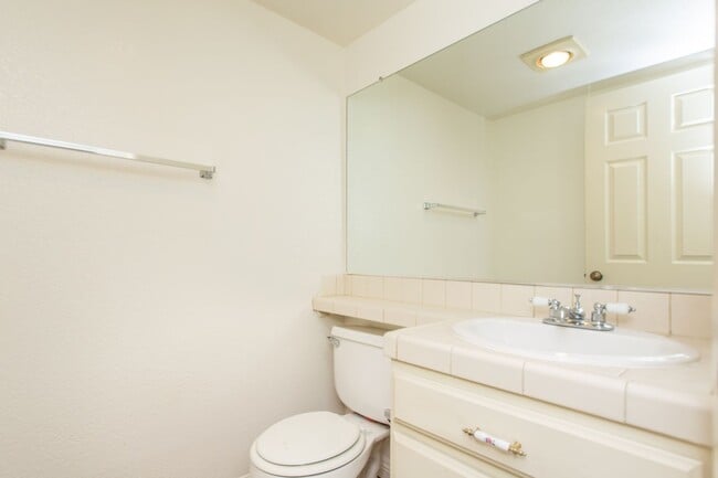 Building Photo - Highly Desirable 3 bedroom / 3 bath Cul-de...