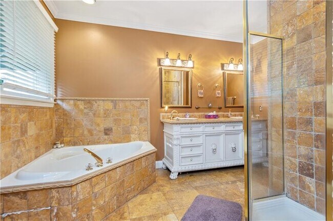 Building Photo - 65 Claire Dr SE