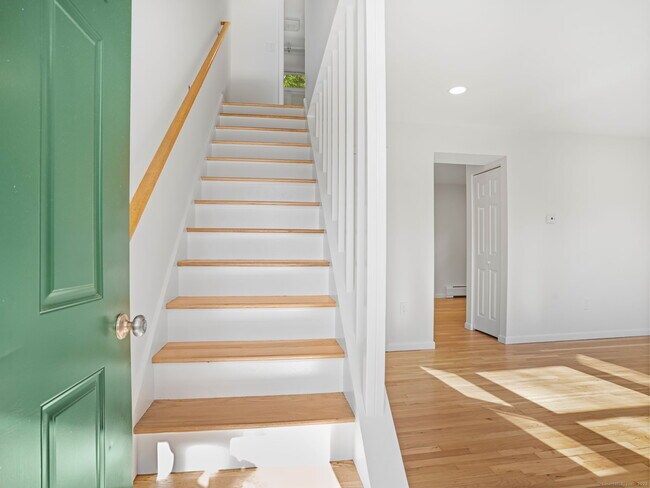 Building Photo - 240 Sunnyridge Ave