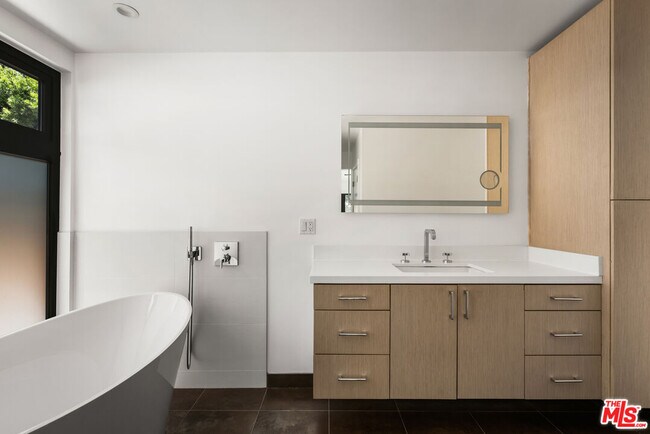 Building Photo - 2425 Rinconia Dr