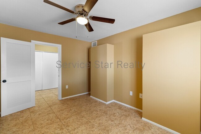 Building Photo - 9425 W Rolling Hills Dr
