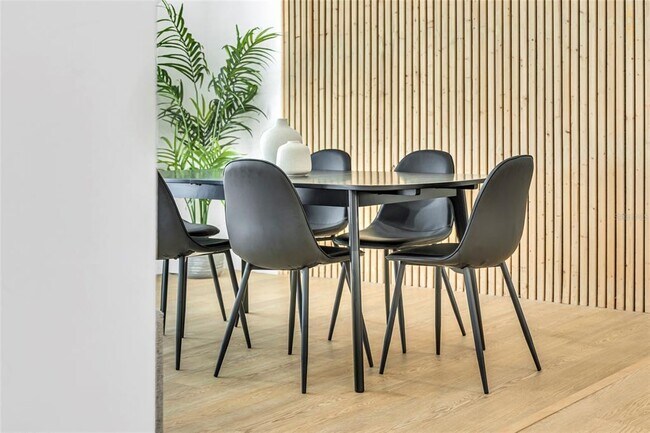 Building Photo - 1921 Fern Ave