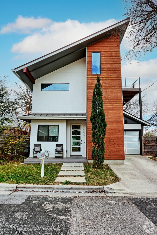 Building Photo - 1205 Short Hackberry St