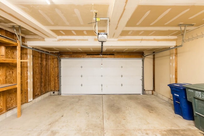 Building Photo - 1032 Pebble Brook Dr