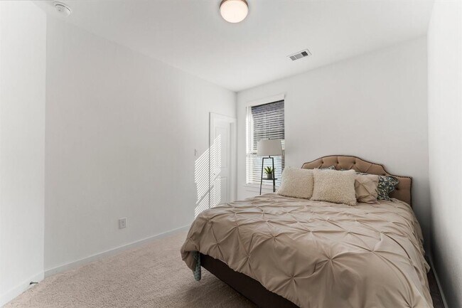 Building Photo - 15823 Bird of Paradise Dr