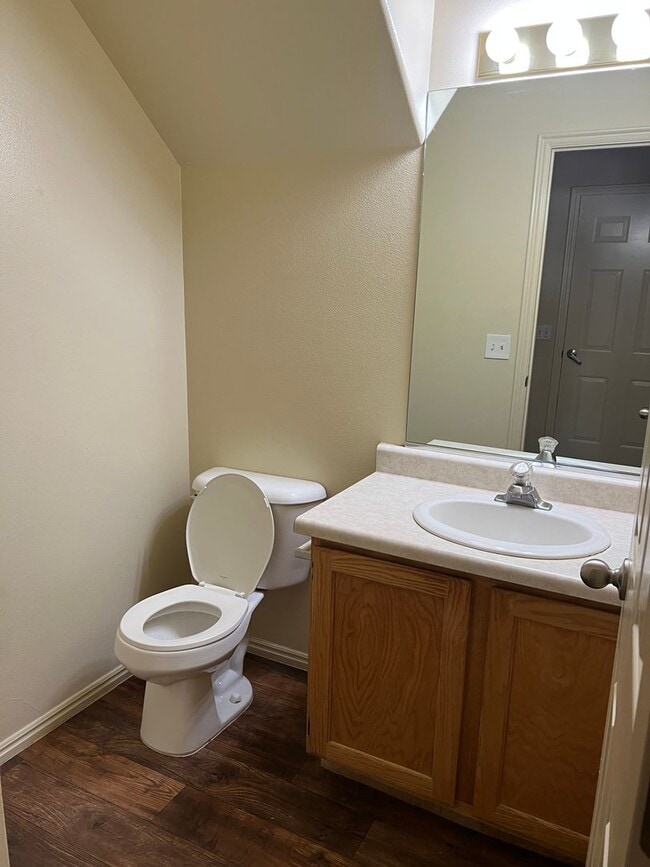 Building Photo - Nice 3 Bedroom, 2.5 bathroom townhome in S...