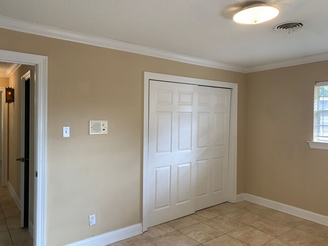 Building Photo - Metairie 3 Bedroom with Spacious Rooms and...