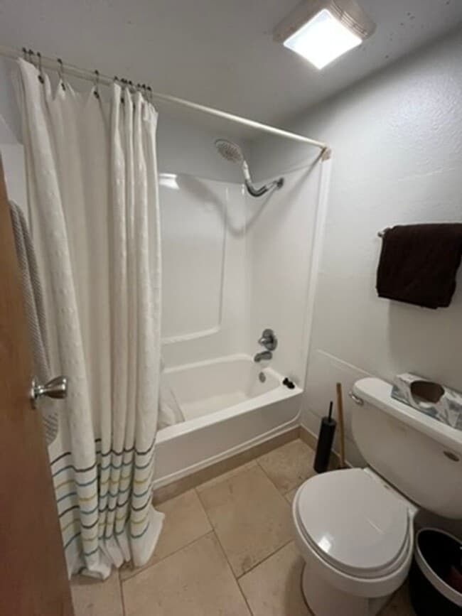 Building Photo - Winter Seasonal Lease! Sun filled, furnished and ready for you!