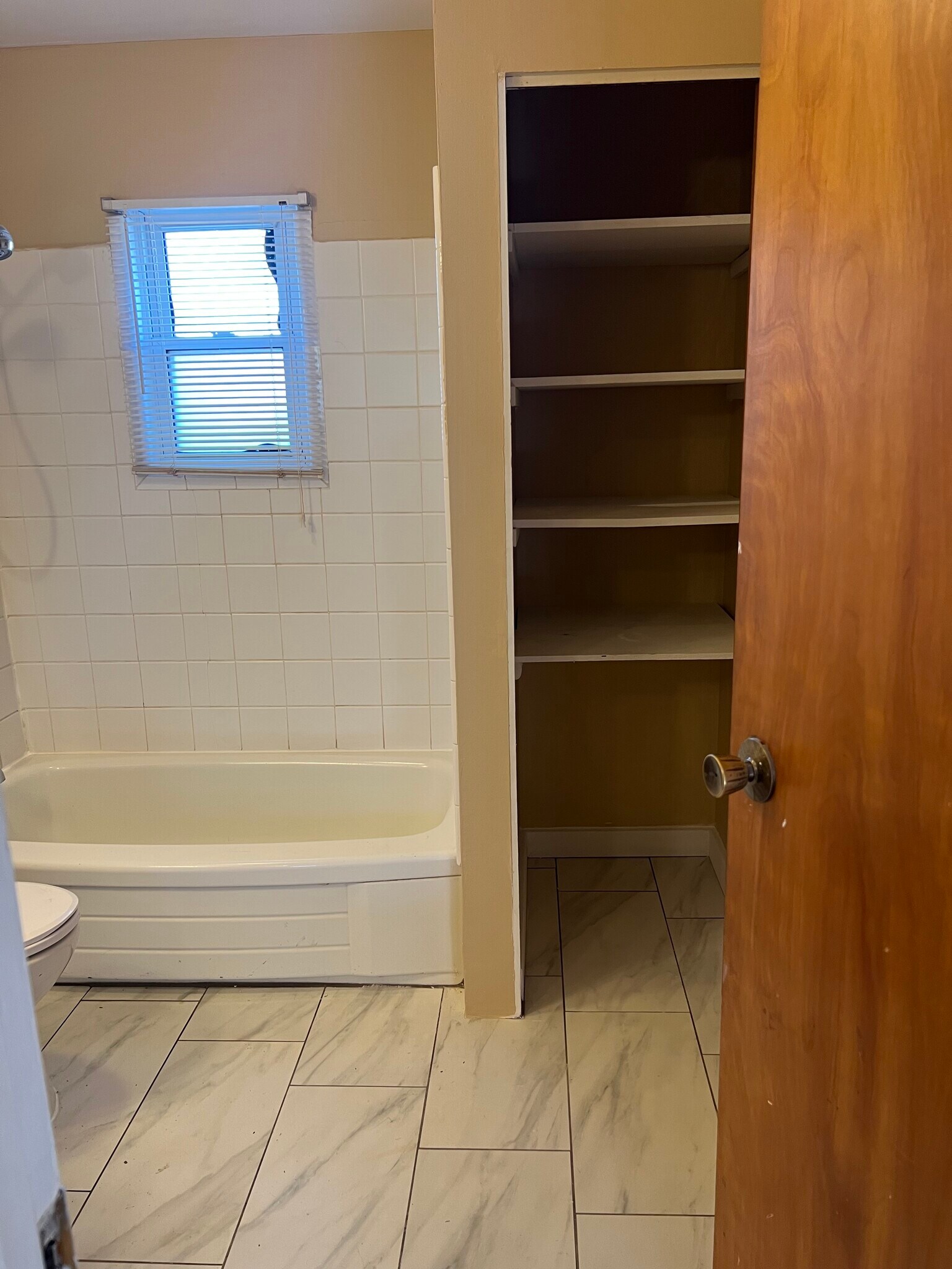 Full bath - 1025 N Main St