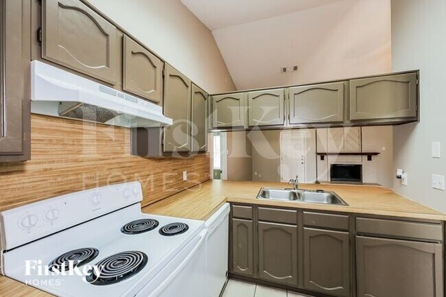 Building Photo - 3225 Amber Dr S
