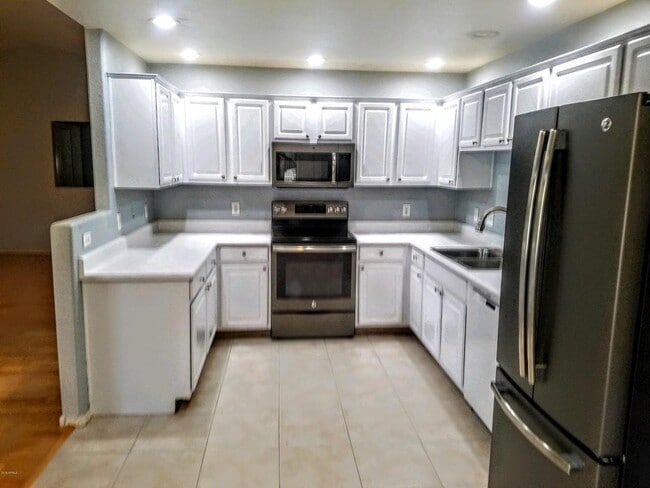 Building Photo - 15252 N 100th St