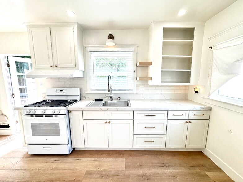 Building Photo - 108 Beryl St