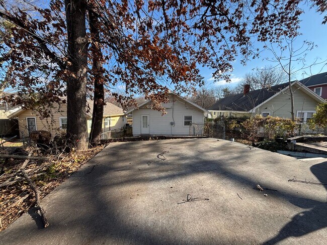 Building Photo - Spacious 2-Bedroom + Den Home with Ample Parking & Backyard!