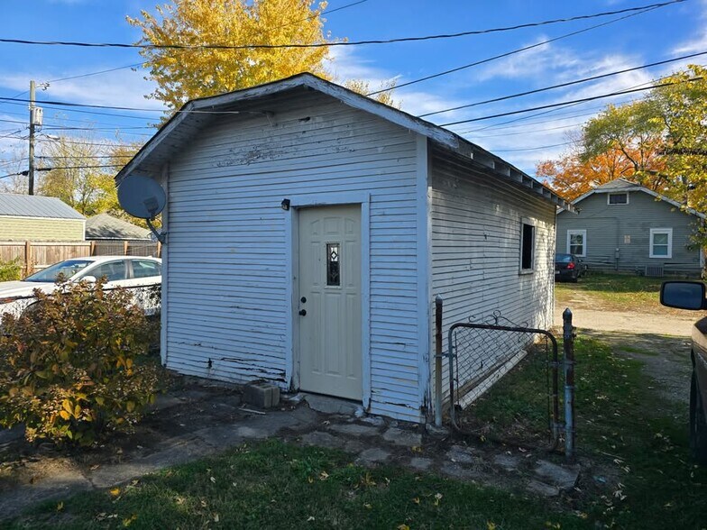 Building Photo - 709 N Drexel Ave