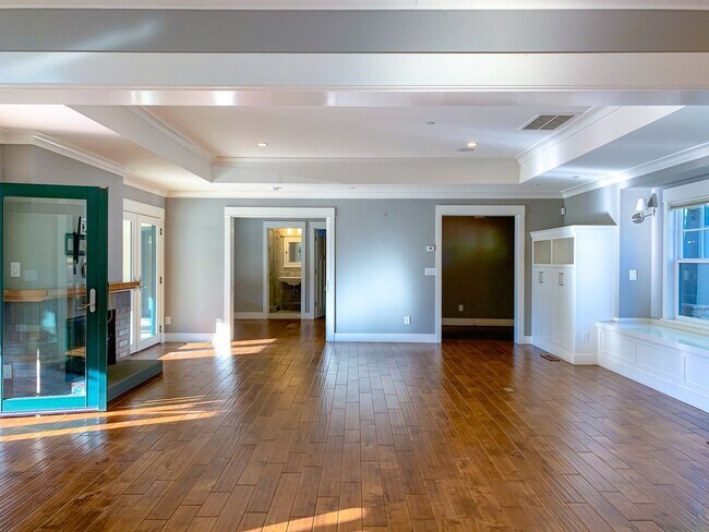 Building Photo - 15019 Brewster Ave