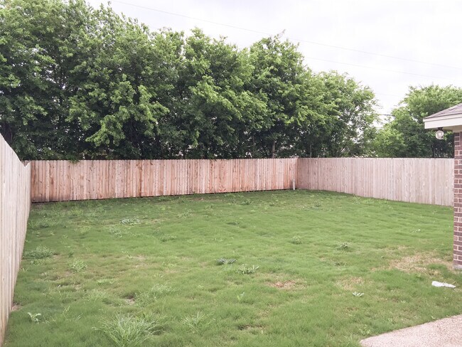 Building Photo - 3BR / 2BA Duplex in Hewitt, Texas | Midway ISD *Leasing Special Available*
