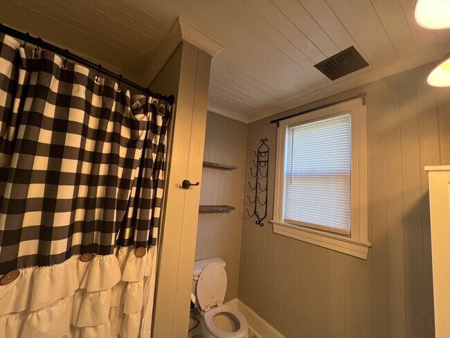 Building Photo - Southern Charm