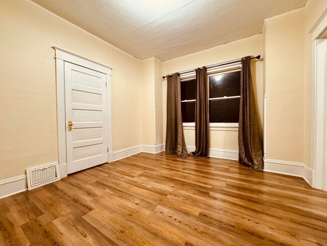 Building Photo - Cute, remodeled home!!