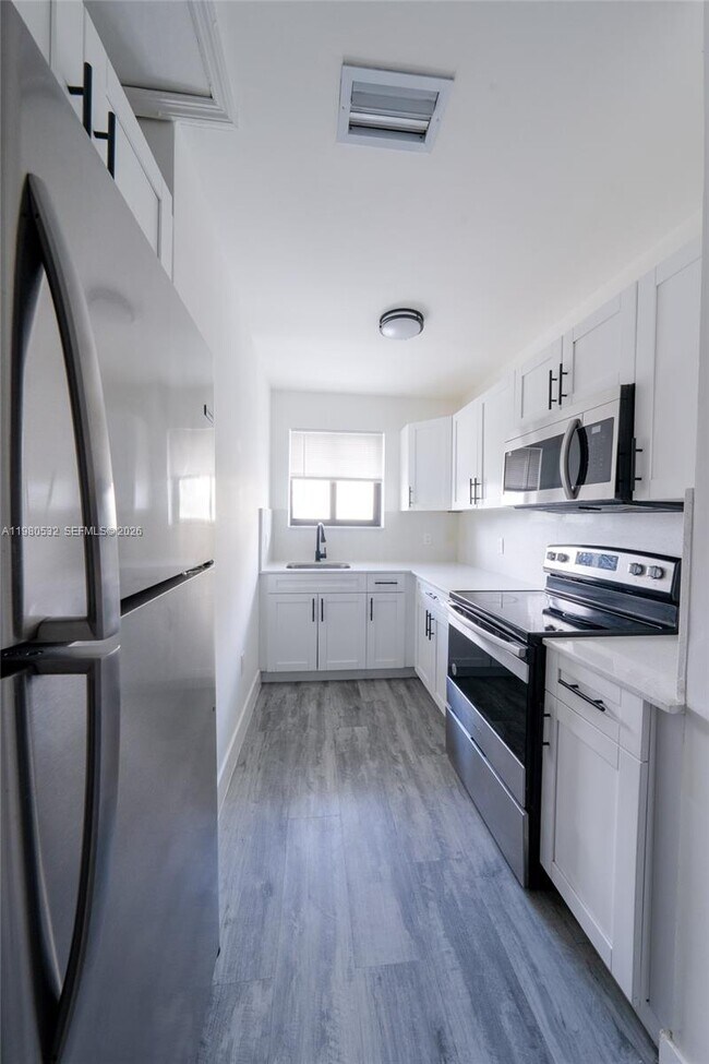 Building Photo - 3417 NW 22nd Ave