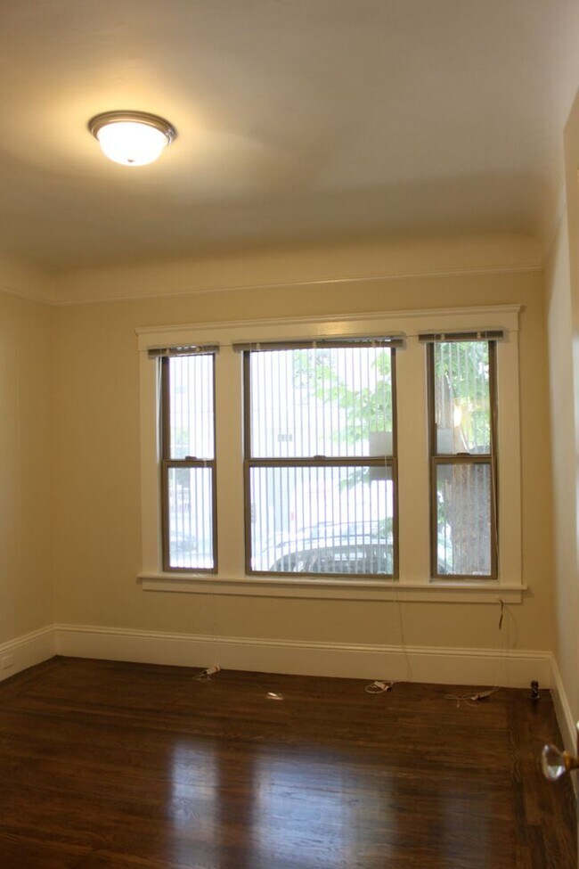 Building Photo - Parking! 2BR. Private Patio!  DISHWASHER! On-Site LAUNDRY! HARDWOOD!