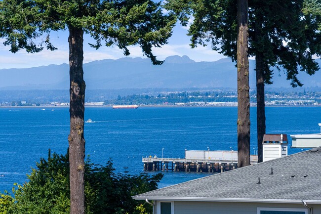 Building Photo - Mukilteo Old Town 5 Bedroom View Home