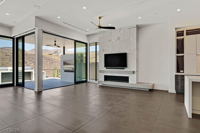 Building Photo - 692 Scenic Cliff Dr