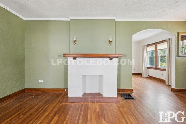 Building Photo - 2029 Berdan Ave