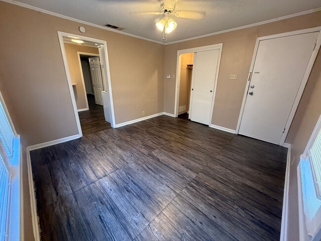 Building Photo - 1-bed/1-bath Duplex!