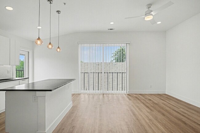 Building Photo - 2217 N Fitzhugh Ave