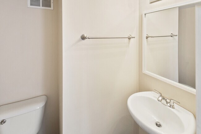 Building Photo - 924 Symphony Dr