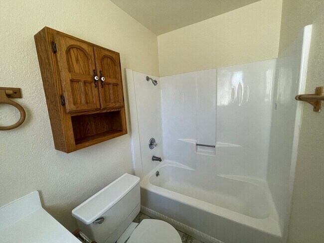Building Photo - Victorville, 3 Bedroom, 2 Bathrooms, Large...