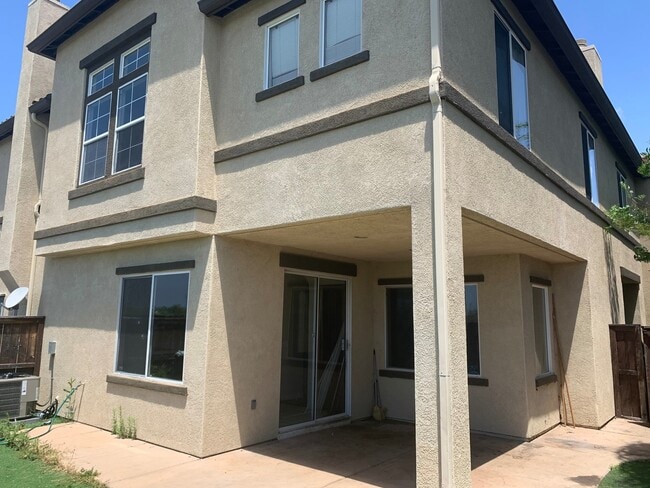 Building Photo - Coming SOON...............4BR/2.5BA Townho...