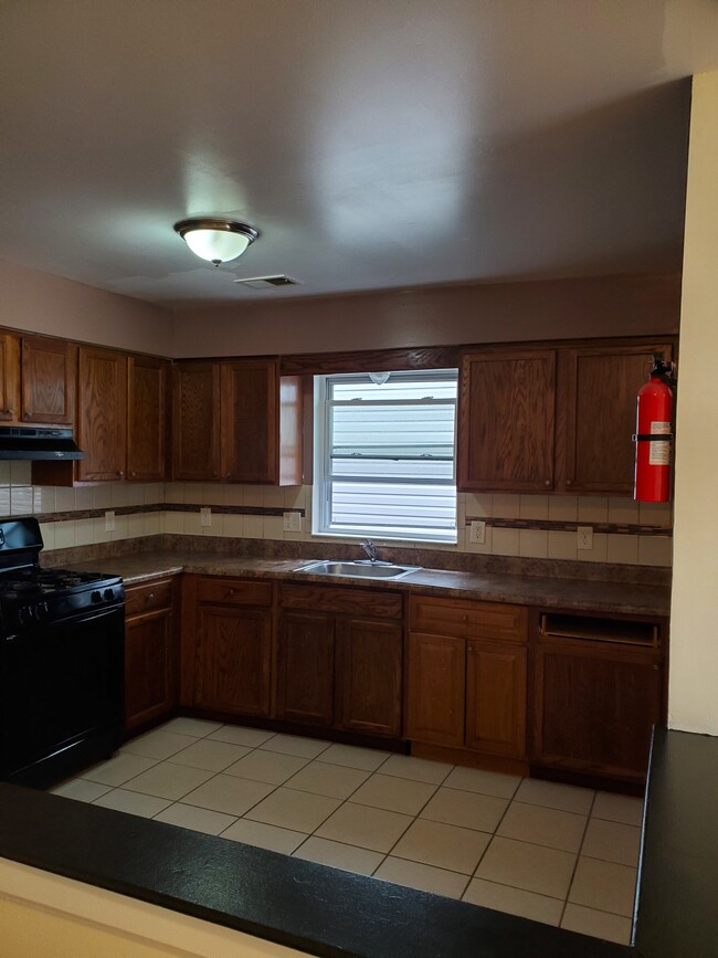 KITCHEN - 14 Seymour Ave