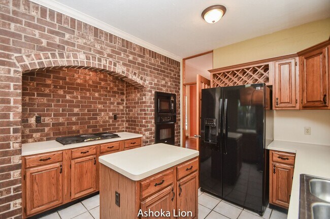 Building Photo - Gorgeously designed home with 4 bedrooms and 2.5 baths. A must see!