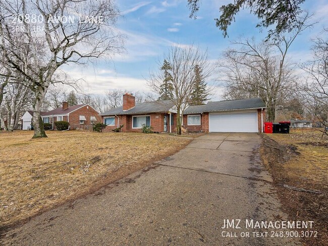 Building Photo - Welcome to this charming single-family ran...