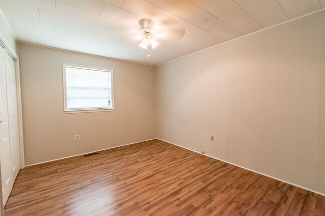 Building Photo - 3 Bedroom 2 Bath Home Walking Distance to Campus!